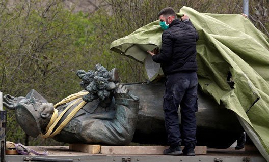 В Праге снесли памятник маршалу Коневу