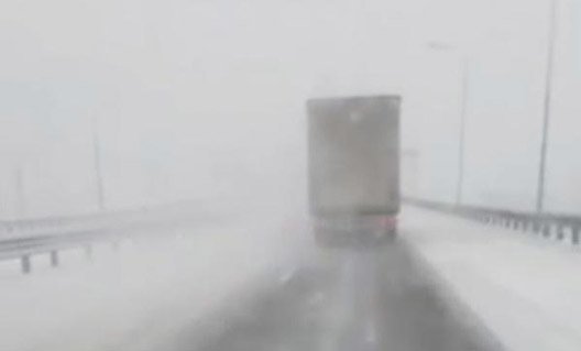 Дон: снегопад обрушился на трассу М-4 в Каменском районе