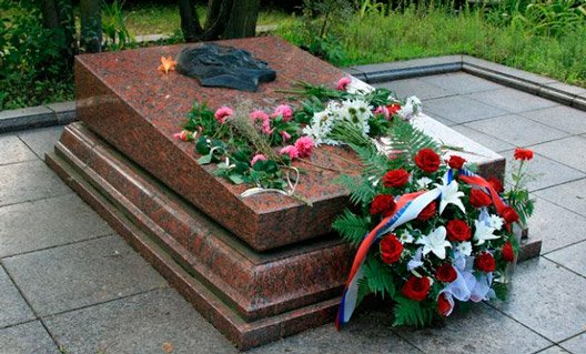 Во Львове вандалы сделали подкоп под могилу советского разведчика