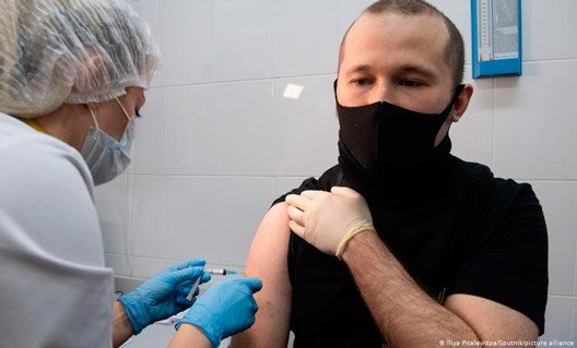 Массовая вакцинация жителей России от коронавируса завершится в июне