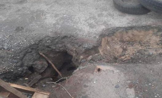 Азов: жители города жалуются на яму