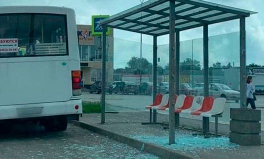 Азов: вандалы разгромили автобусную остановку