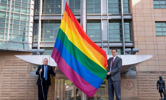 Посольство США в России вывесило флаг ЛГБТ