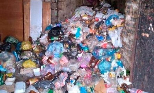 Азов: жильцы девятиэтажки не могут добиться вывоза мусора