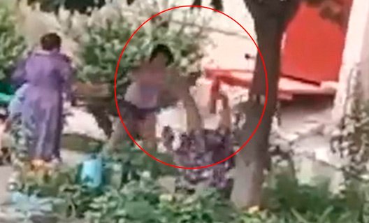 Азов: женщина накинулась на старушку во время словесной перепалки (+видео)