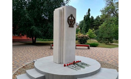 В Азове открыли памятник ветеранам-строителям