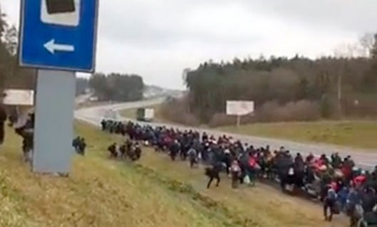Белоруссия: толпа мигрантов идет к границе с Польшей
