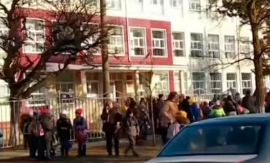 В Азове утром эвакуировали сразу несколько школ