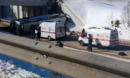 Пассажирский автобус упал с моста в Московской области
