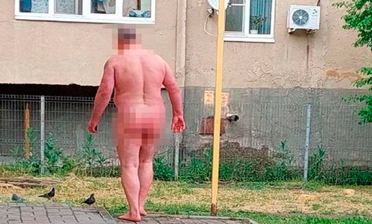В Каменске-Шахтинском голый мужчина разгуливал по городу