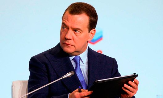 Медведев посчитал отказ США поставлять РСЗО Киеву разумным