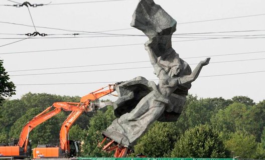Памятник советским солдатам в Вильнюсе снесут "уважительно"