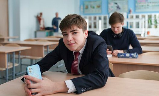 Школьникам запретят пользоваться телефонами во время занятий