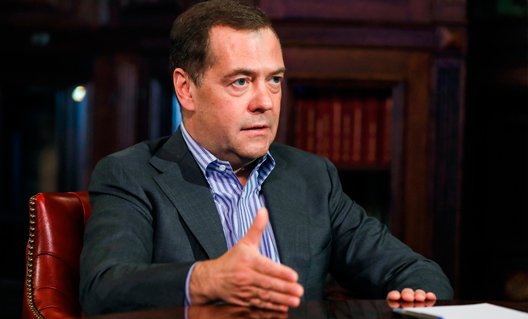 Медведев об "идиотах с генеральскими лампасами"
