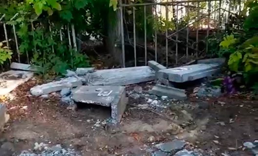 В Азове вандалы разрушили три могилы на кладбище