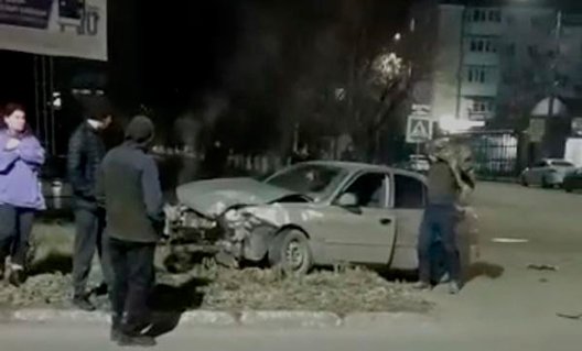 Азов: два авто не разъехались перед ж/д переездом