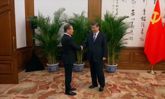 Медведев встретился с главой КНР Си Цзиньпином