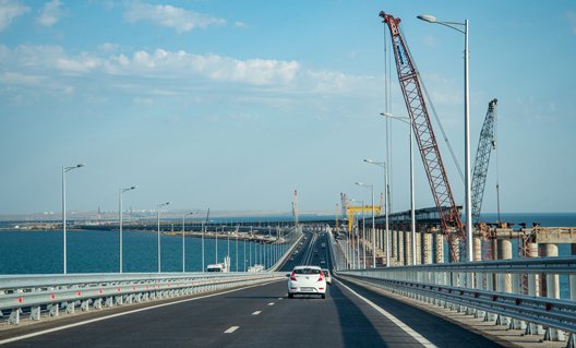 Автомобильное движение на Крымском мосту возобновлено