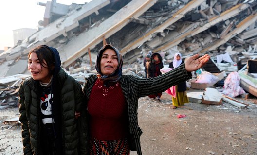 Число жертв землетрясения в Турции превысило шесть тысяч человек