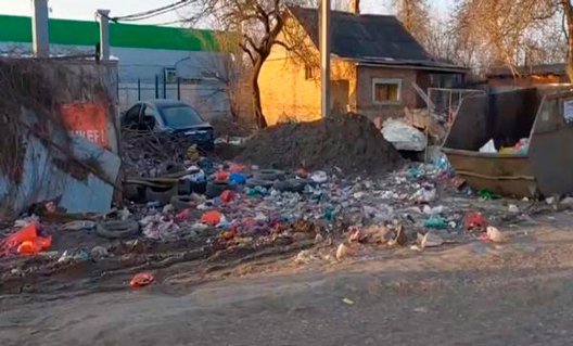 Азов: горожане жалуются на стихийную свалку на 21-м Линейном