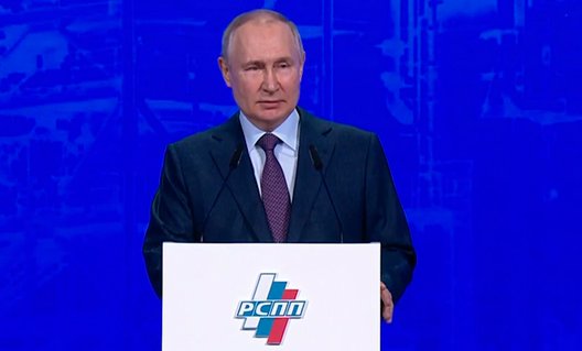Путин: российская экономика начинает развиваться по новой модели