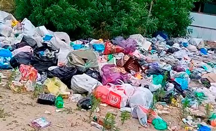 Азов: жители пожаловались на свалку на городском пляже