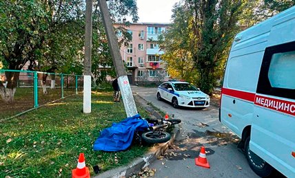 В Новочеркасске 14-летний парень врезался в опору ЛЭП и погиб