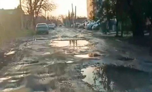 Азов: горожане пожаловались на огромные ямы посреди дороги