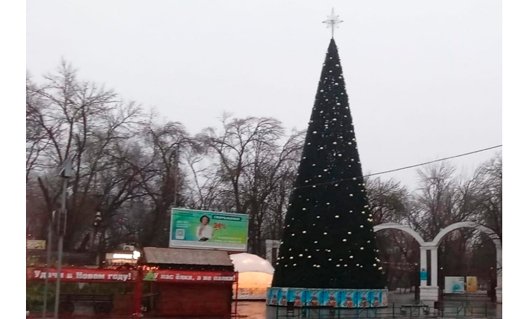 Азов: завершено украшение главной городской ёлки