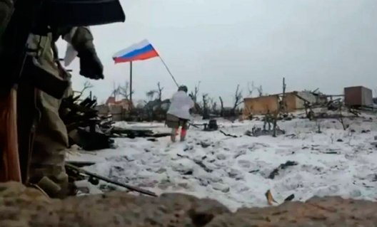 Бойцы ВС РФ водрузили российский флаг в центре поселка Богдановка