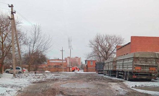 Жители Азова пожаловались на ямы на улице Промышленной