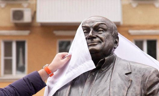 Дон: сегодня в Ростове-на-Дону открыли памятник Михаилу Жванецкому