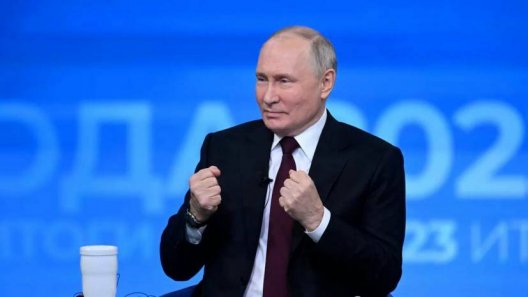 Путин пошутил, что показал бы жест желавшим России краха
