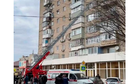 В Азове женщина едва не сорвалась с балкона 6-го этажа